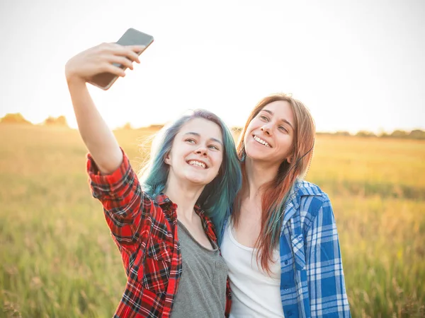 Duas Raparigas Fazer Selfie Livre Melhores Amigos — Fotografia de Stock
