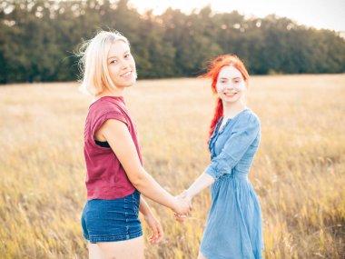 Sahada yürüyüş en iyi iki arkadaş