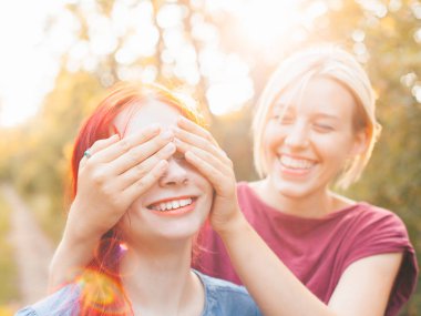 Genç kadının gözünde o en iyi arkadaşım kapsar.