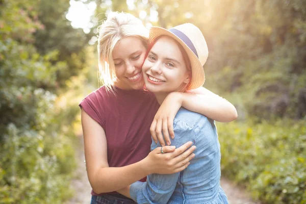 Δύο Νεαρά Θηλυκά Αγκάλιασμα Στο Δάσος Καλύτεροι Φίλοι — Φωτογραφία Αρχείου