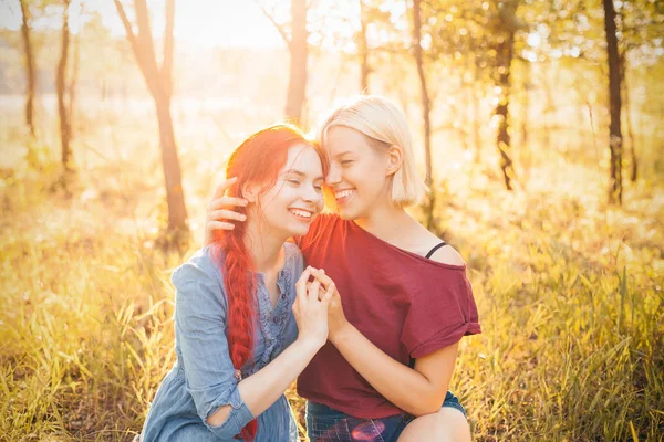 阳光下坐在森林里的两个年轻女子 最好的朋友 — 图库照片