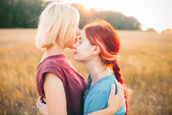 Dos Mujeres Jóvenes Abrazándose Aire Libre Bajo Luz Del Atardecer — Foto de Stock