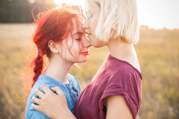 Duas Mulheres Alegres Abraçando Divertindo Livre Melhores Amigos — Fotografia de Stock