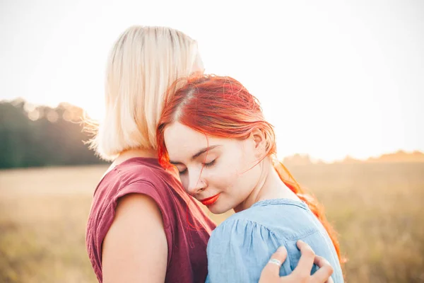 Dos Mujeres Alegres Abrazándose Divirtiéndose Aire Libre Mejores Amigos — Foto de Stock