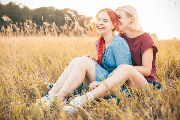 Duas Mulheres Sentadas Grama Rindo — Fotografia de Stock