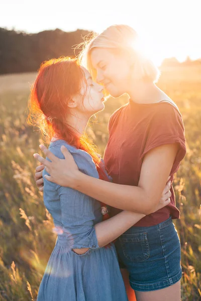 Deux Jeunes Femmes Amusent Extérieur Coucher Soleil — Photo