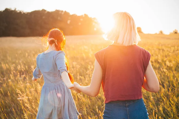 Due Giovani Donne Che Camminano Sul Campo Tramonto Migliori Amiche — Foto Stock