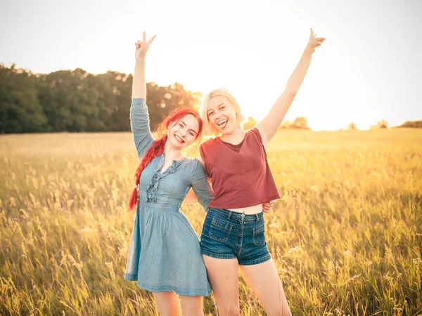 Dos Mujeres Jóvenes Pie Fondo Puesta Del Sol Mejores Amigos —  Fotos de Stock