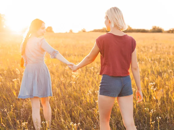 Dos Mujeres Jóvenes Caminando Campo Atardecer Mejores Amigos —  Fotos de Stock