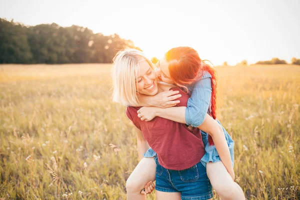 Duas Jovens Mulheres Divertindo Campo Pôr Sol — Fotografia de Stock