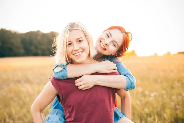 Dos Mejores Amigos Divirtiéndose Campo Bajo Luz Del Sol —  Fotos de Stock