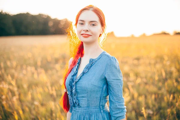 在日落的田野上装扮的年轻女性 — 图库照片