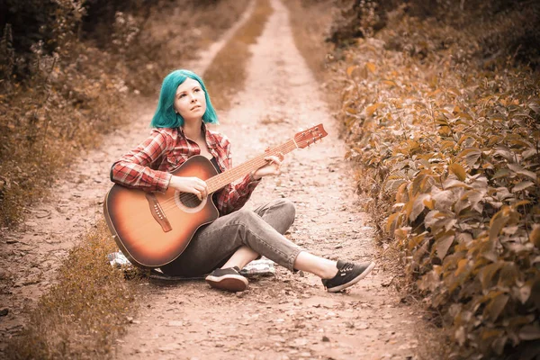 Mulher Com Cabelo Azul Tocando Guitarra Estrada Floresta — Fotografia de Stock