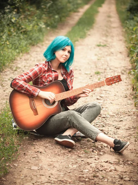 Mulher Com Cabelo Azul Tocando Guitarra Estrada Floresta — Fotografia de Stock