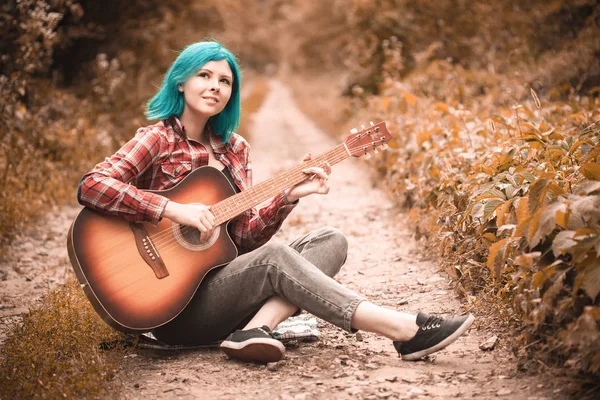 Mulher Com Cabelo Azul Tocando Guitarra Estrada Floresta — Fotografia de Stock