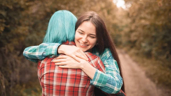 Två Unga Leende Vänner Kramar Fältet — Stockfoto