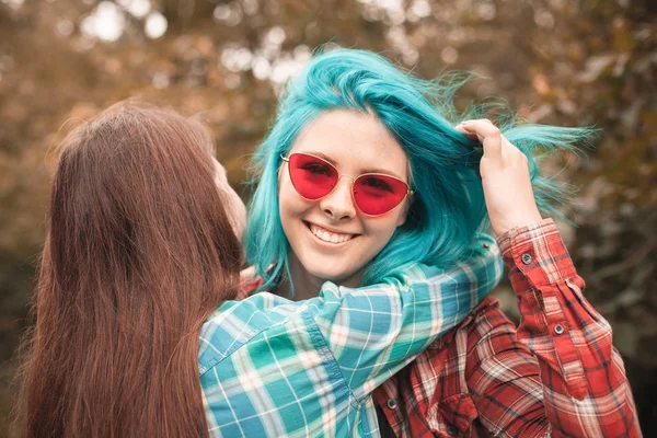 Dois Jovens Amigos Sorridentes Abraçando Campo — Fotografia de Stock