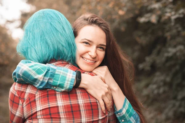 Två Unga Leende Vänner Kramar Fältet — Stockfoto