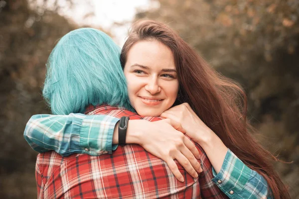 Dos Jóvenes Amigos Sonrientes Abrazándose Campo — Foto de Stock