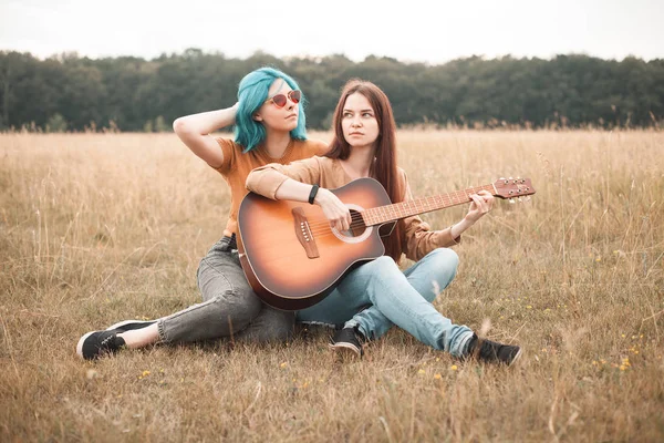 Duas Jovens Mulheres Sentadas Campo Tocar Guitarra Melhores Amigos — Fotografia de Stock