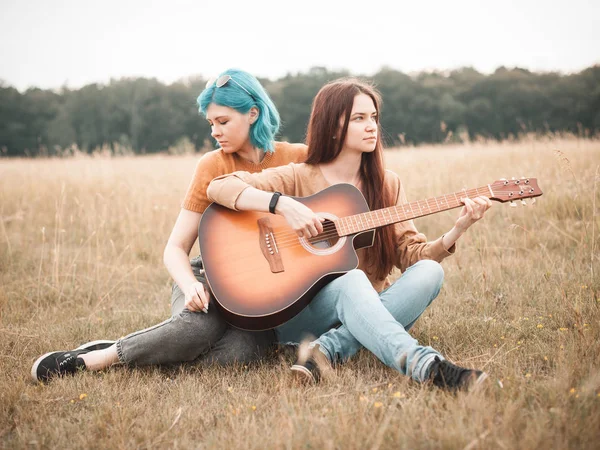 Duas Mulheres Sentadas Campo Tocar Guitarra Melhores Amigos — Fotografia de Stock