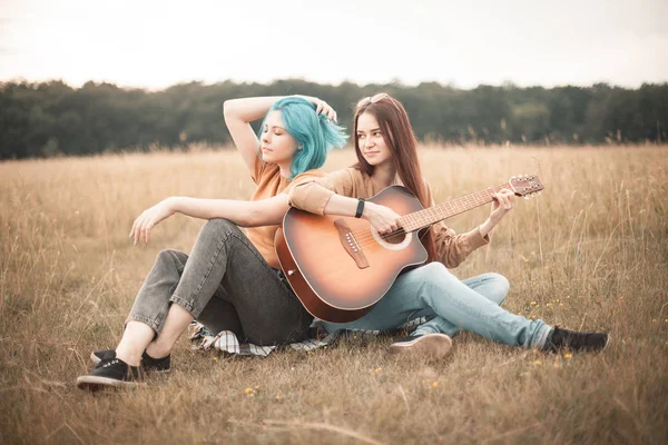 Duas Jovens Mulheres Tocam Guitarra Livre — Fotografia de Stock