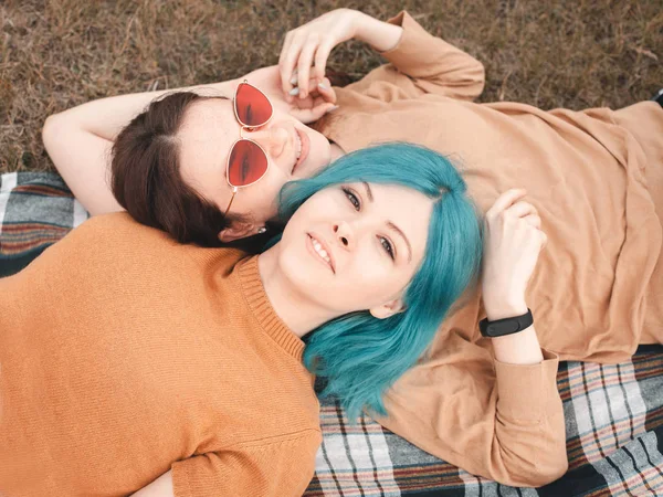 Två Unga Kvinnor Ljuger Gräset — Stockfoto