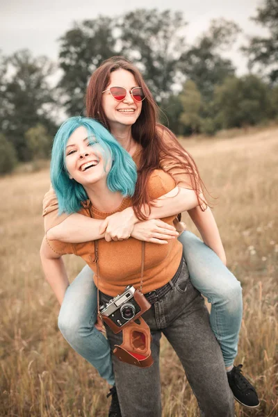 İki kadın açık havada eğlendiği. En iyi dostlar