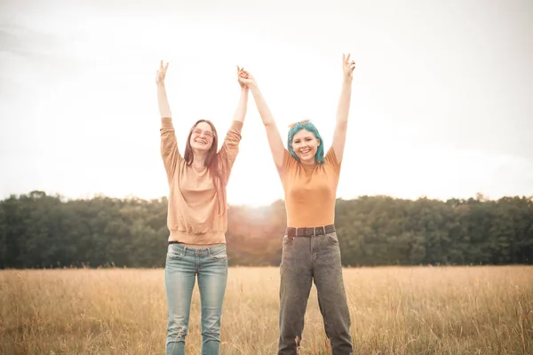 Zwei Fröhliche Junge Frauen Posieren Freien — Stockfoto