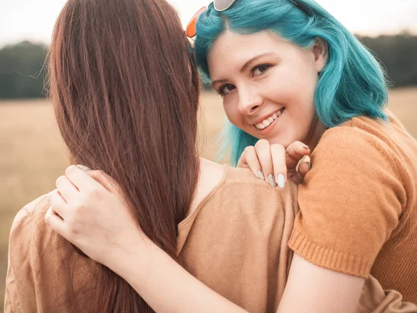 Dos Jóvenes Amigos Sonrientes Abrazándose Campo —  Fotos de Stock