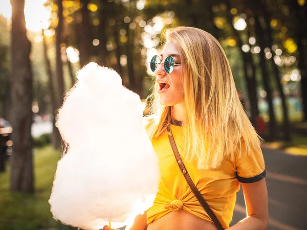 Jonge Lachende Vrouw Poseren Met Suikerspin Park Bij Zonsondergang — Stockfoto