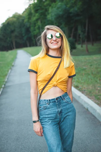 Stijlvolle Vrolijke Jongedame Wandelen Het Park — Stockfoto