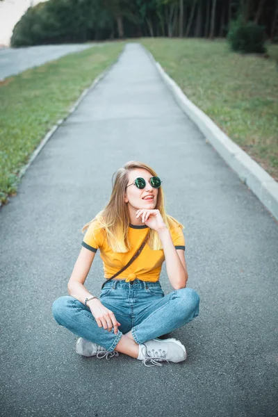 Jonge Vrouw Zonnebril Zittend Weg Park — Stockfoto