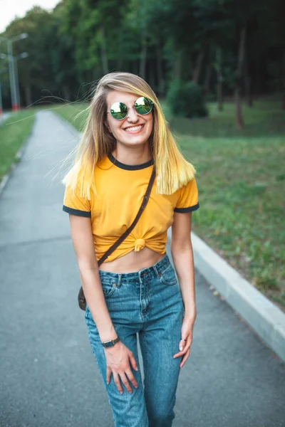 Stijlvolle Vrolijke Jongedame Wandelen Het Park — Stockfoto