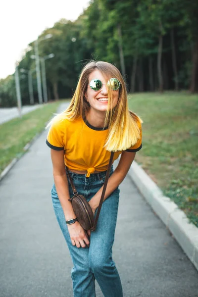 Stijlvolle Vrolijke Jongedame Wandelen Het Park — Stockfoto