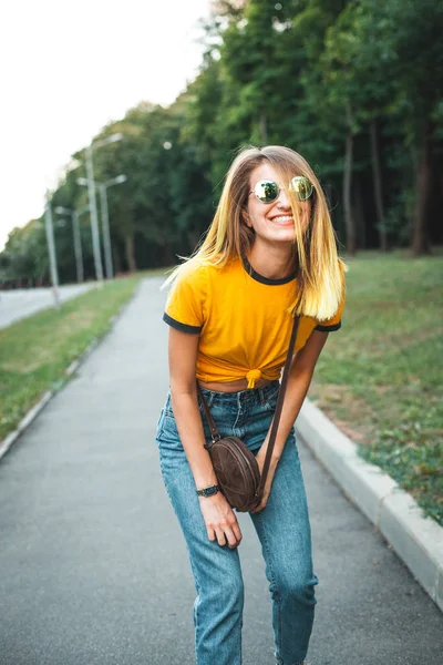 Joven Mujer Alegre Con Estilo Caminando Parque — Foto de Stock