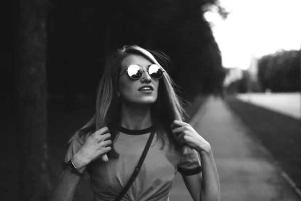 Young Stylish Cheerful Woman Walking Park — Stock Photo, Image