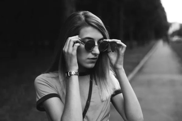 Stijlvolle Vrolijke Jongedame Wandelen Het Park — Stockfoto