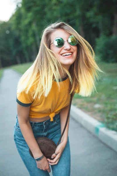 Stijlvolle Vrolijke Jongedame Wandelen Het Park — Stockfoto