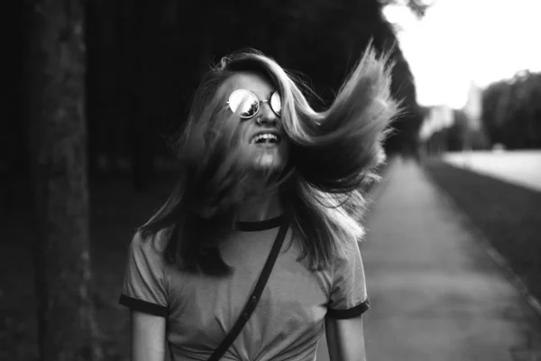 Stijlvolle Vrolijke Jongedame Wandelen Het Park — Stockfoto