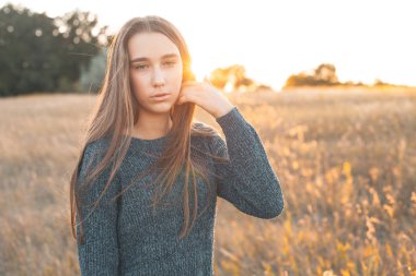 sonbahar aylarında açık havada yürüyen genç bir kadın