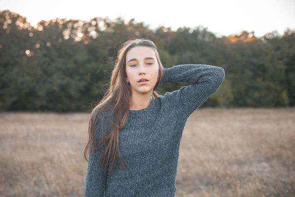 Schönes Mädchen Das Auf Dem Feld Geht — Stockfoto