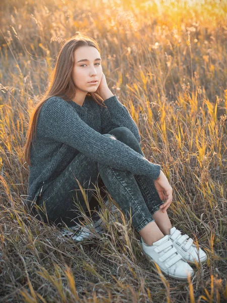 Mulher Bonita Sentada Grama Alta Fundo Pôr Sol — Fotografia de Stock