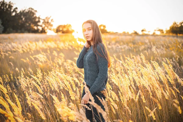 Junge Frau Steht Hohen Gras Bei Sonnenuntergang — Stockfoto