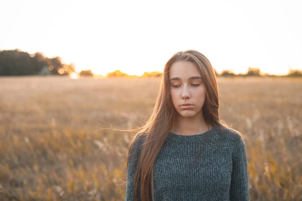 Rustige Jonge Vrouw Stond Buiten Bij Zonsondergang — Stockfoto