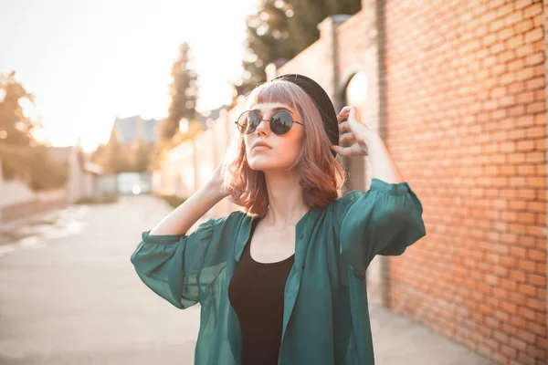 Modieuze Vrouw Lopen Stad Bij Zonsondergang — Stockfoto