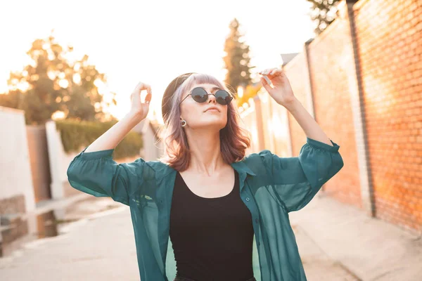 Jonge Vrouw Met Zonnebril Loopt Langs Straat Bij Zonsondergang — Stockfoto