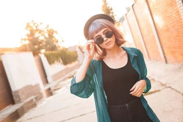 Mujer Joven Con Gafas Sol Está Caminando Por Calle Atardecer — Foto de Stock