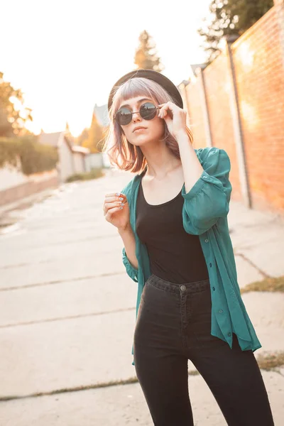 Młoda Kobieta Okulary Przeciwsłoneczne Kapelusz Jest Chodzenie Ulicy Zachodzie Słońca — Zdjęcie stockowe