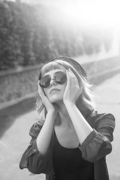 Fashionable Young Woman Posing City Sunset Black White — Stock Photo, Image